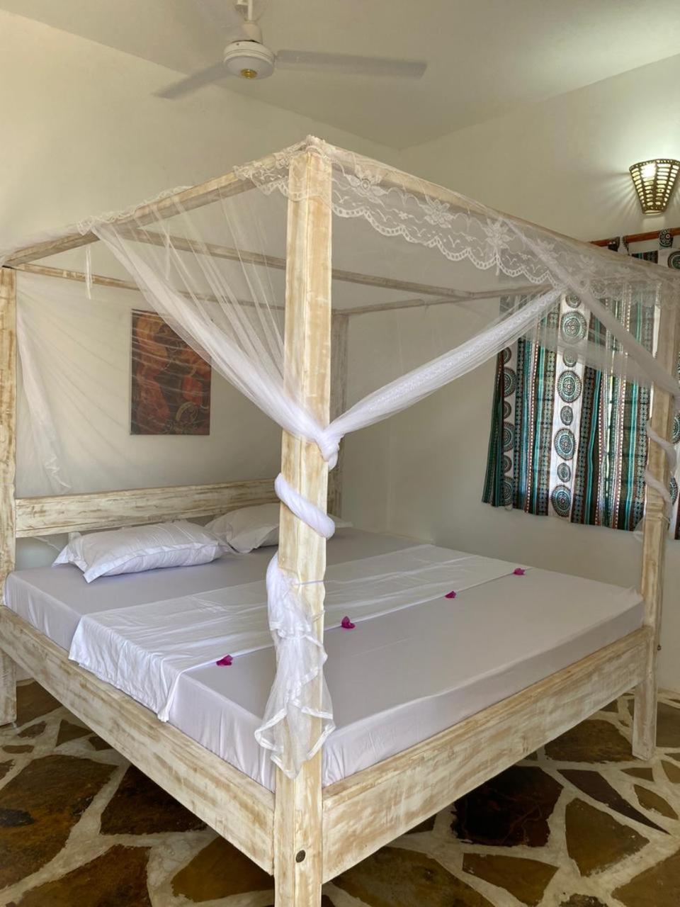 Bed and Breakfast Red Land House Watamu Exteriér fotografie